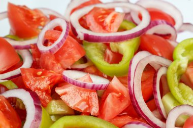 Taze ve sağlıklı sebze salatası.