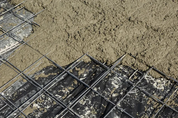 Taze mesh ile takviye çelik betonarme döşeme döktü — Stok fotoğraf