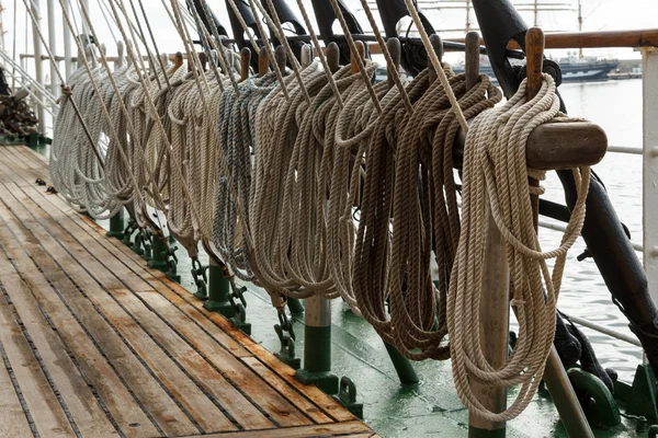 Ejecución de aparejos de un velero — Foto de Stock