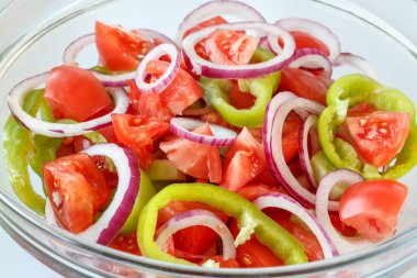 bir cam kase sebze salatası