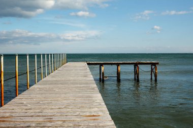 Eski tahta köprüden denize