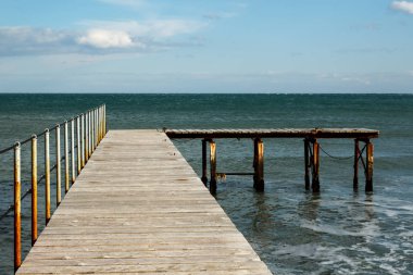 Eski tahta köprüden denize