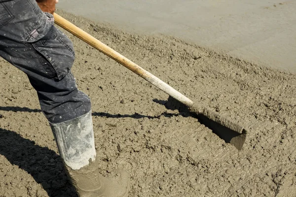 Frisch gegossener Beton mit Schaufel ausbreiten — Stockfoto