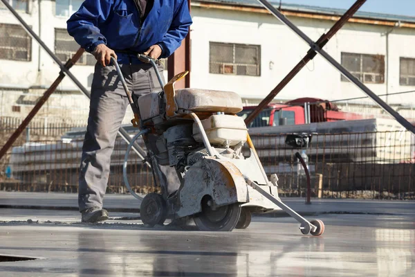 Travailleur avec machine de découpe de béton en mouvement — Photo