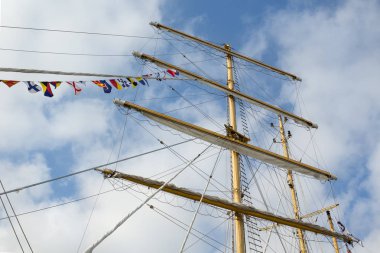 bir yelkenli arma ve pilonlar