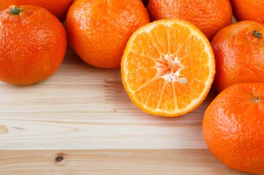 Kopya alanı ahşap bir zemin üzerine mandalina