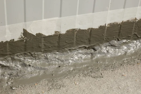 Impermeabilización ms sellador de polímero aplicado en una conexión pared-suelo exterior — Foto de Stock