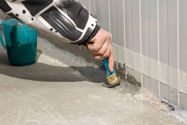 Waterproofing an outside wall-floor connection with ms polymer sealant — Stock Photo, Image