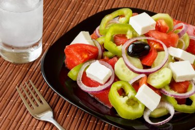 Taze sebze salata ve bir bardak uzo ile