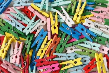 Renkli ahşap clothespins arka plan