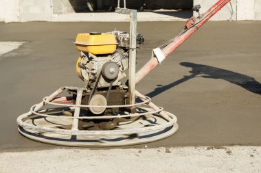 Taze beton yüzeyinde güç mala makine çalışma