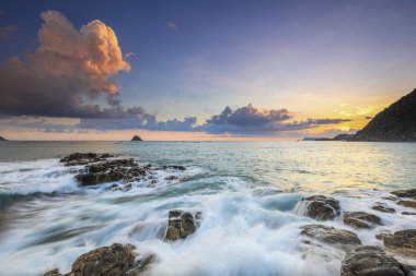 Doğal taş ve Lombok güçlü dalga