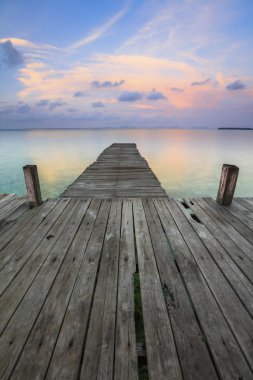 Salakan Adası Semporna, Sabah, Malezya iskelesi güneş doğarken