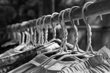 Askı giysiler. Askı yerleştirilen bir giyim.