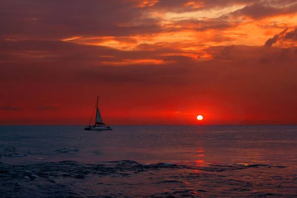 Yacht catamaran in the tropical sea at sunset. — Stock Photo, Image