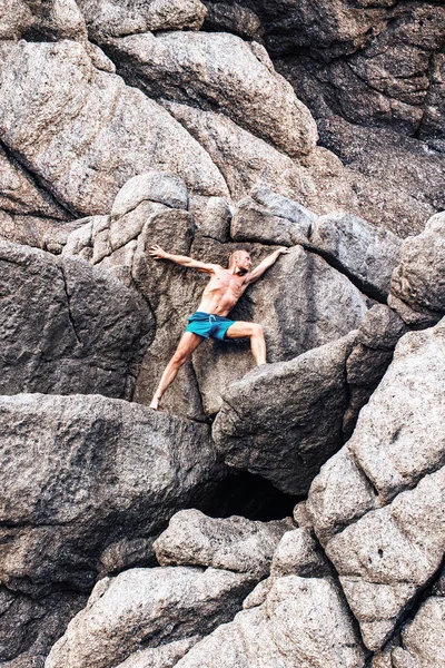 Shirtless alpinist on cliff. Adult shirtless man climbing — Stock Photo, Image