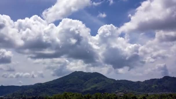 Временной интервал формирования и движения облаков в горах — стоковое видео