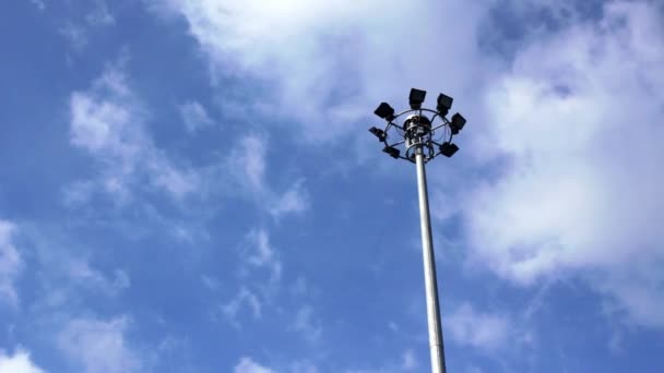 Time lapse of white clouds rolling by in front of blue skies — Stock Video