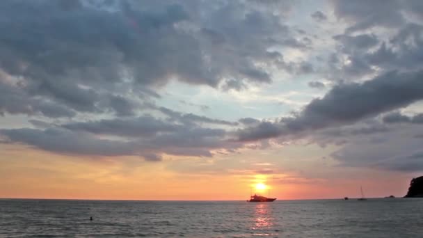 Ocean zachód słońca niebo piękny i luksusowy jacht sylwetka — Wideo stockowe