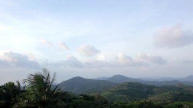 Zaman atlamalı bulutların gökyüzünde dağlarda haddeleme