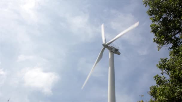 Molino de viento que genera electricidad ecológica — Vídeos de Stock