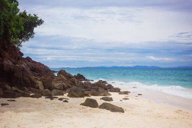Sahilde taş. Taşlar plaj ve okyanus. 