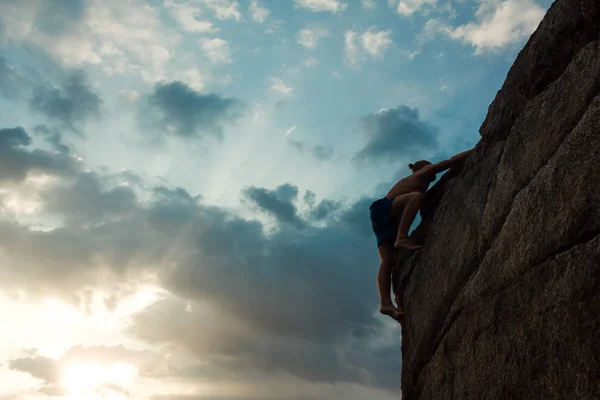 A person climbing the hill. Man climbing up to the cliff — Stock Photo, Image