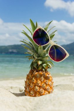 Bununla birlikte güneş gözlüklü bir ananas. Bununla birlikte güneş gözlüklü bir ananas 