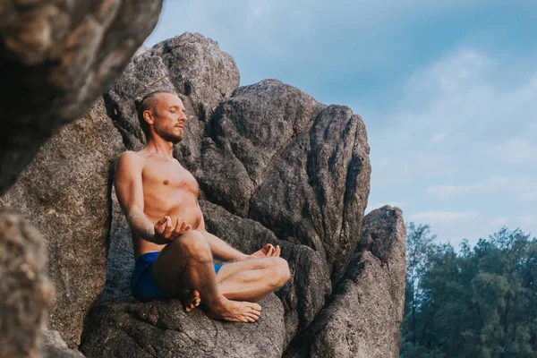 Homem sem camisa relaxando em pose de lótus. Homem meditante — Fotografia de Stock
