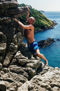 Güzel bir manzara karşı tepeye tırmanma adam. 