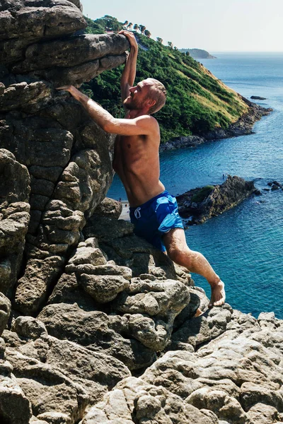 Güzel bir manzara karşı tepeye tırmanma adam. 