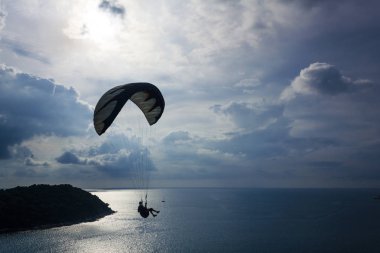 Adada açılış paraşütçü. Uçan insan silüeti