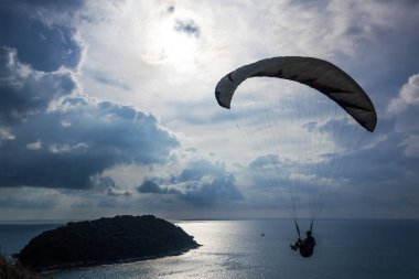 Adada açılış paraşütçü. Uçan insan silüeti