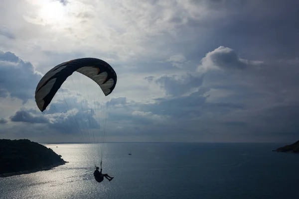 Man parasailing in the ocean. A person flying on a parachute — Stock Photo, Image