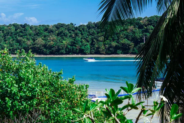 The boat sailing in lagoon. View to the lagoon with boat sailing — Stock Photo, Image