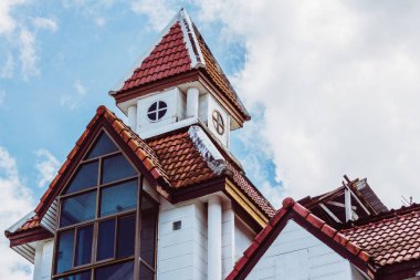 Eski ahşap ev. Aşağıdan kuleye görüntülemek