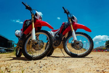 İki kırmızı park edilmiş bisiklet. Açık havada yatay iki spor vurdu 