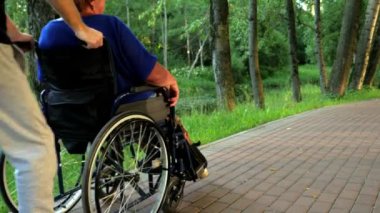 Engelli bir kadın yardım bir kişinin.