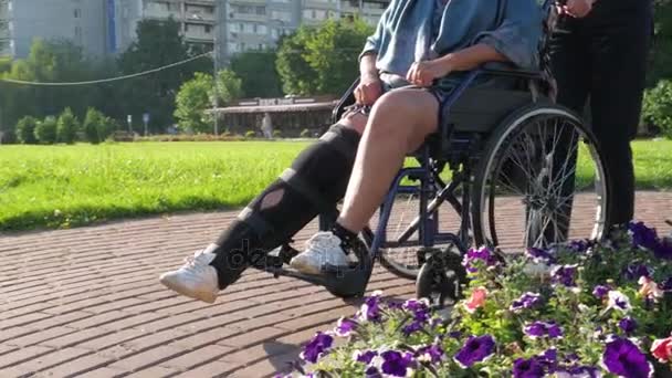 Prendre soin d'un handicapé . — Video