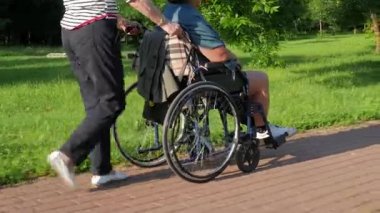 Onu ablasına yardım etmeye bir kadın. 