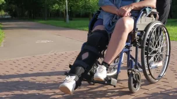 El cuidado de un discapacitado . — Vídeo de stock