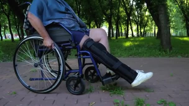 Un handicapé près de la forêt . — Video