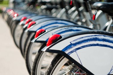 Kiralık bisikletler. Bir sürü aynı Kiralık bisikletler ayakta duruyorlar