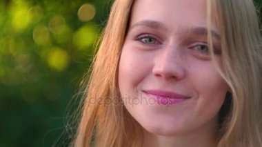 Çilli olan bir doğal güzellik genç dişi.
