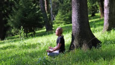 Uzun saçlı bir adam meditasyon. 