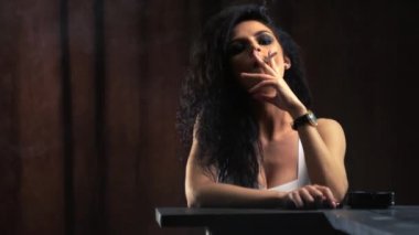 Çekici model bir sigara ile poz.