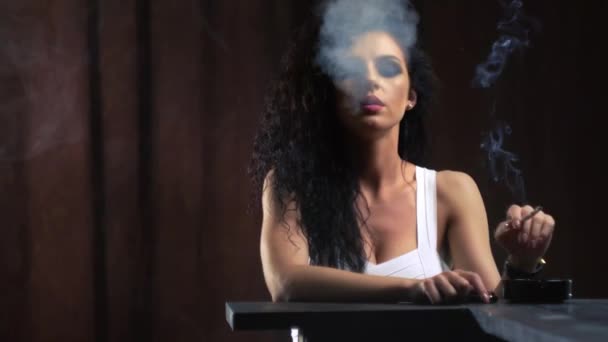 Спокуслива модель позує з цигаркою . — стокове відео