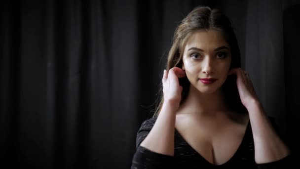 Sensual woman with makeup and red lips. — Stock Video