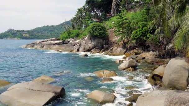 Piedras en la costa en el mar . — Vídeo de stock