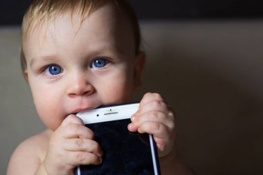 Bebek ısırma smartphone durumda